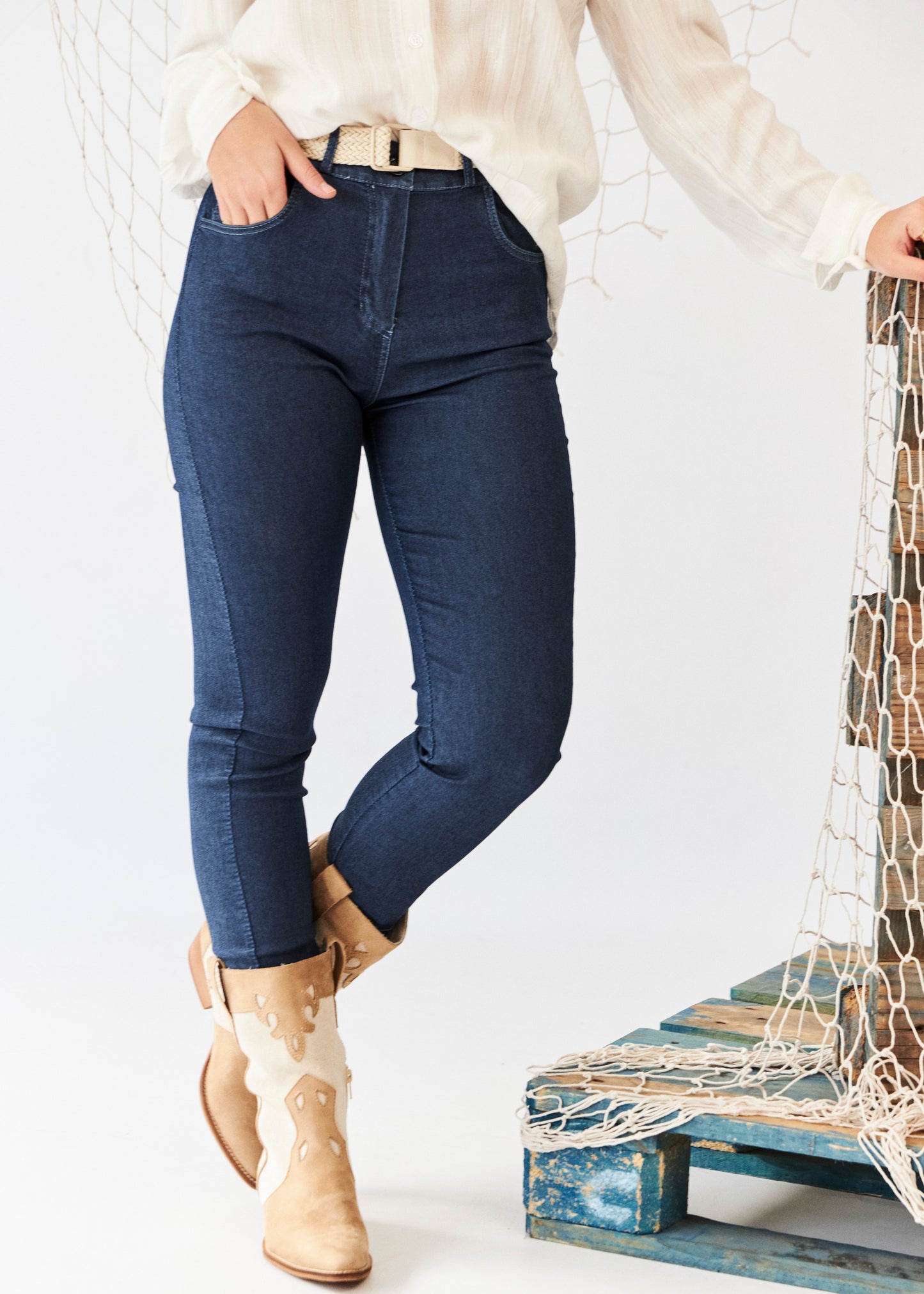 Belted skinny jeans