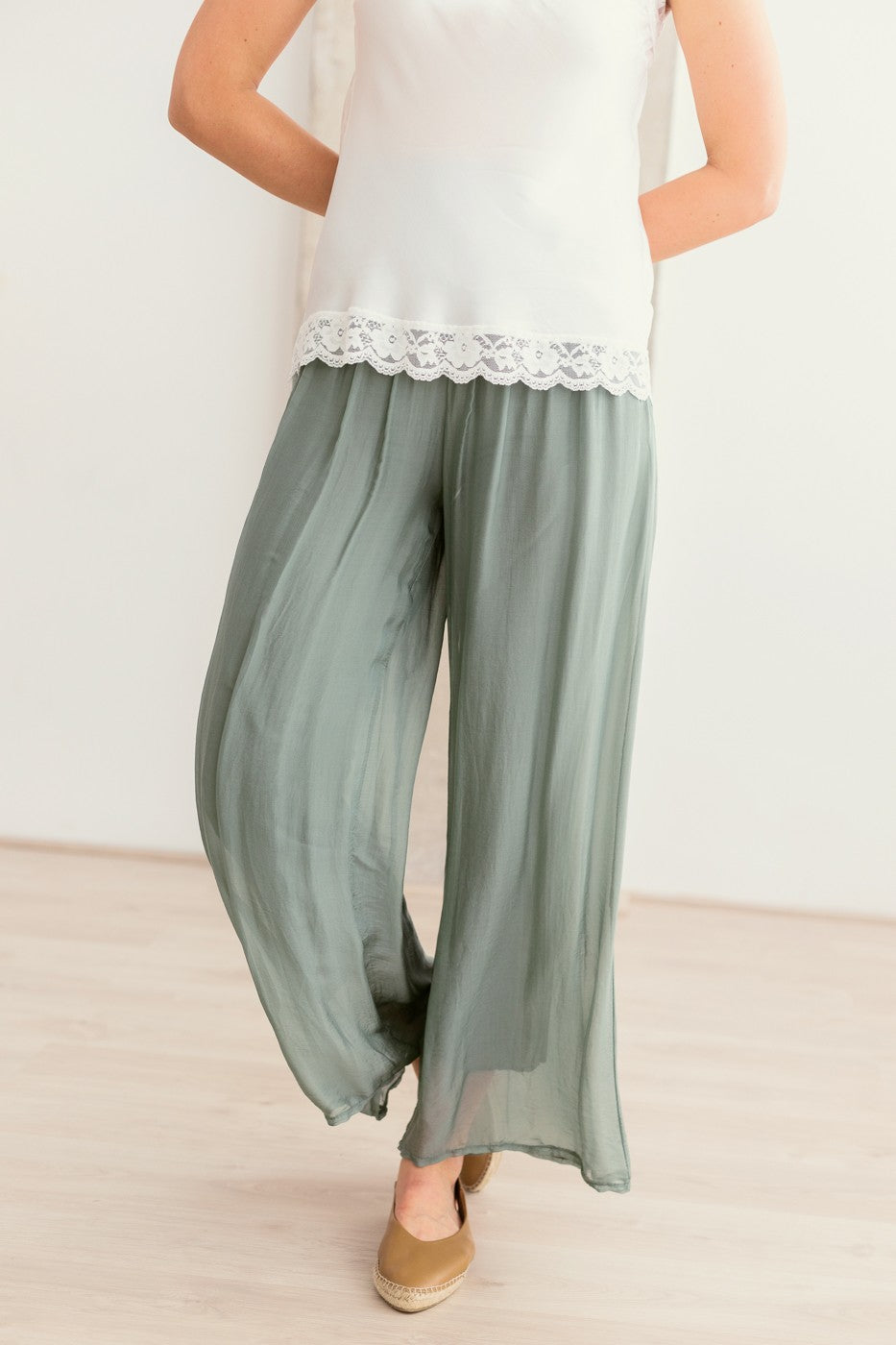Pantalón de seda amplio
