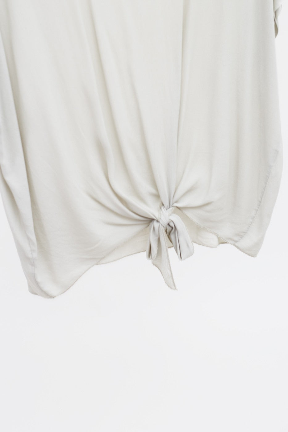 Top detalle satinado y nudo