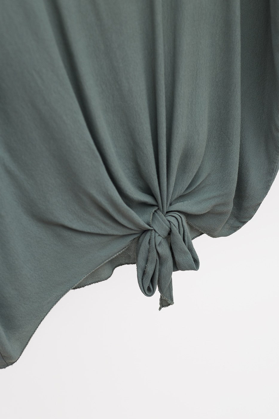 Top detalle satinado y nudo