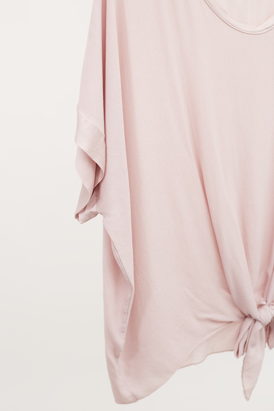 Top detalle satinado y nudo