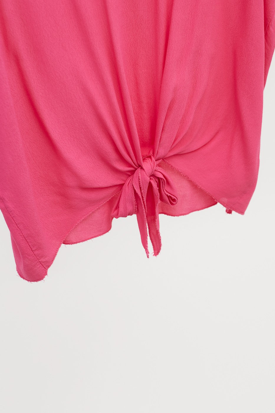 Top detalle satinado y nudo