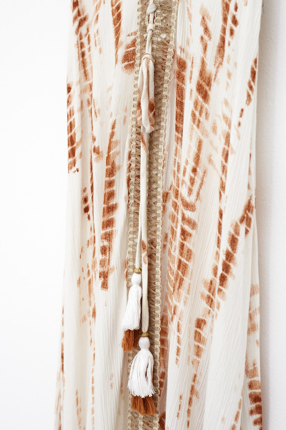 Vestido maxi tie-dye con aplicación