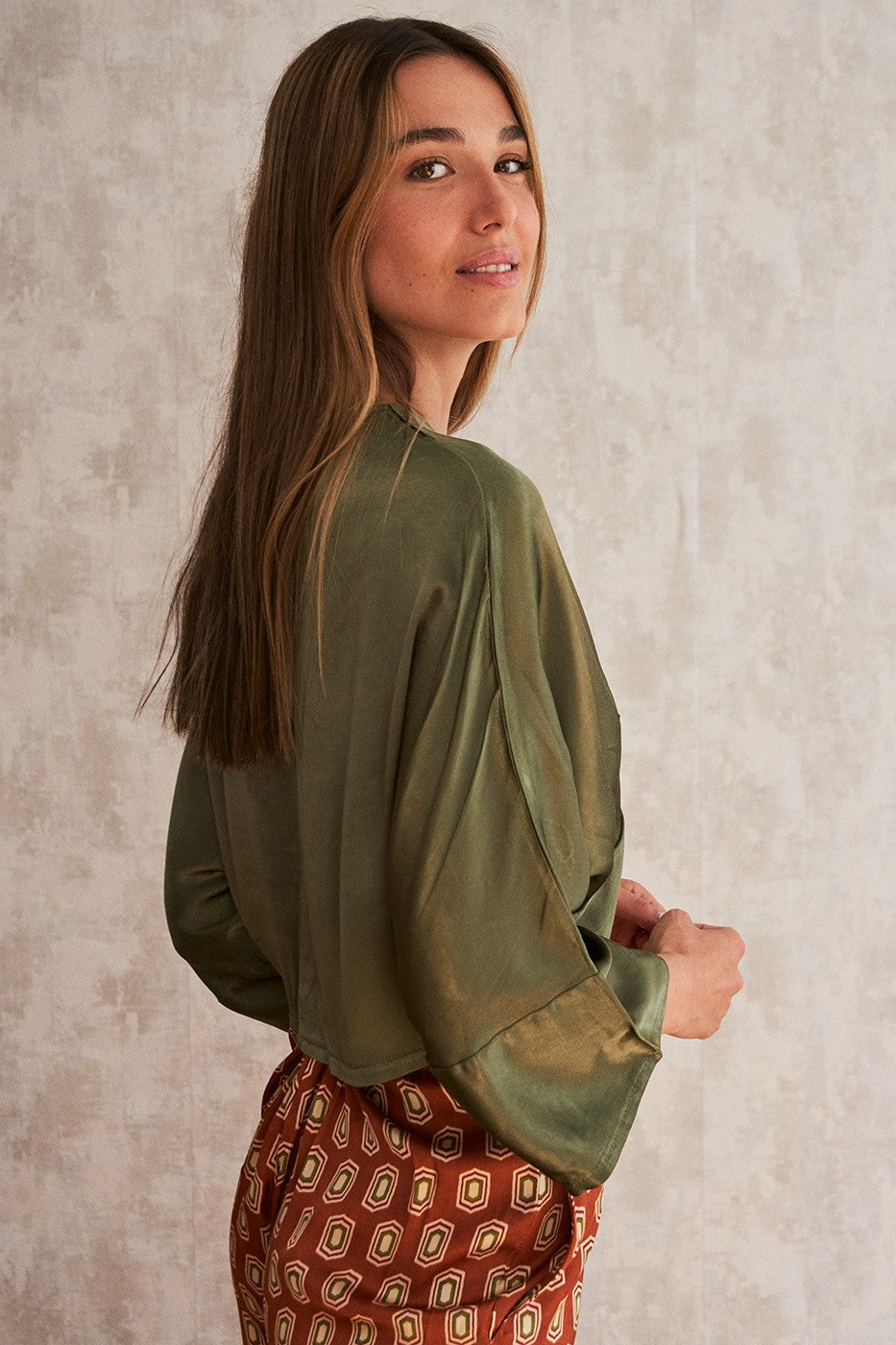 Blusa satinada cruzada