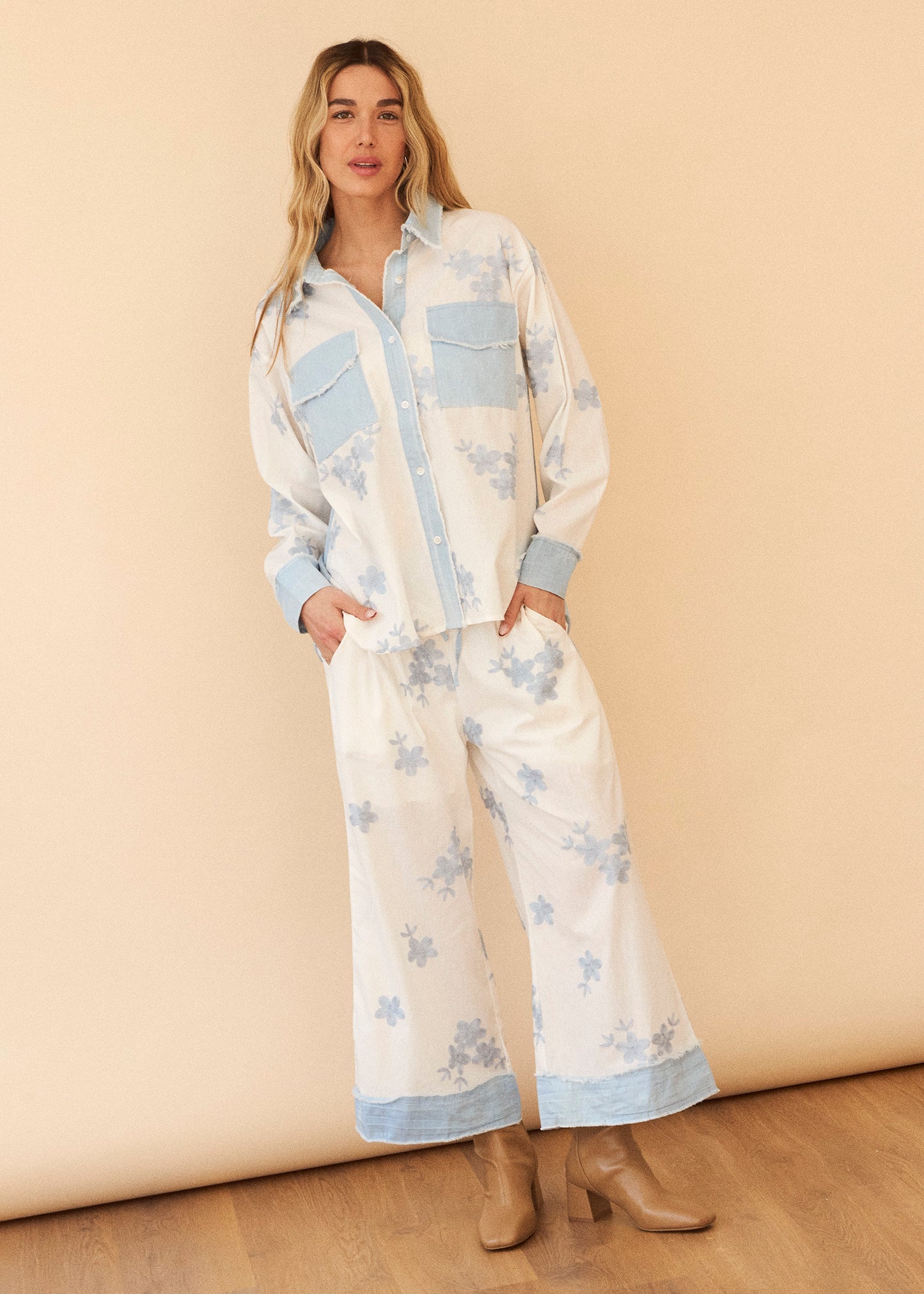 Pantalones bitextura bordados