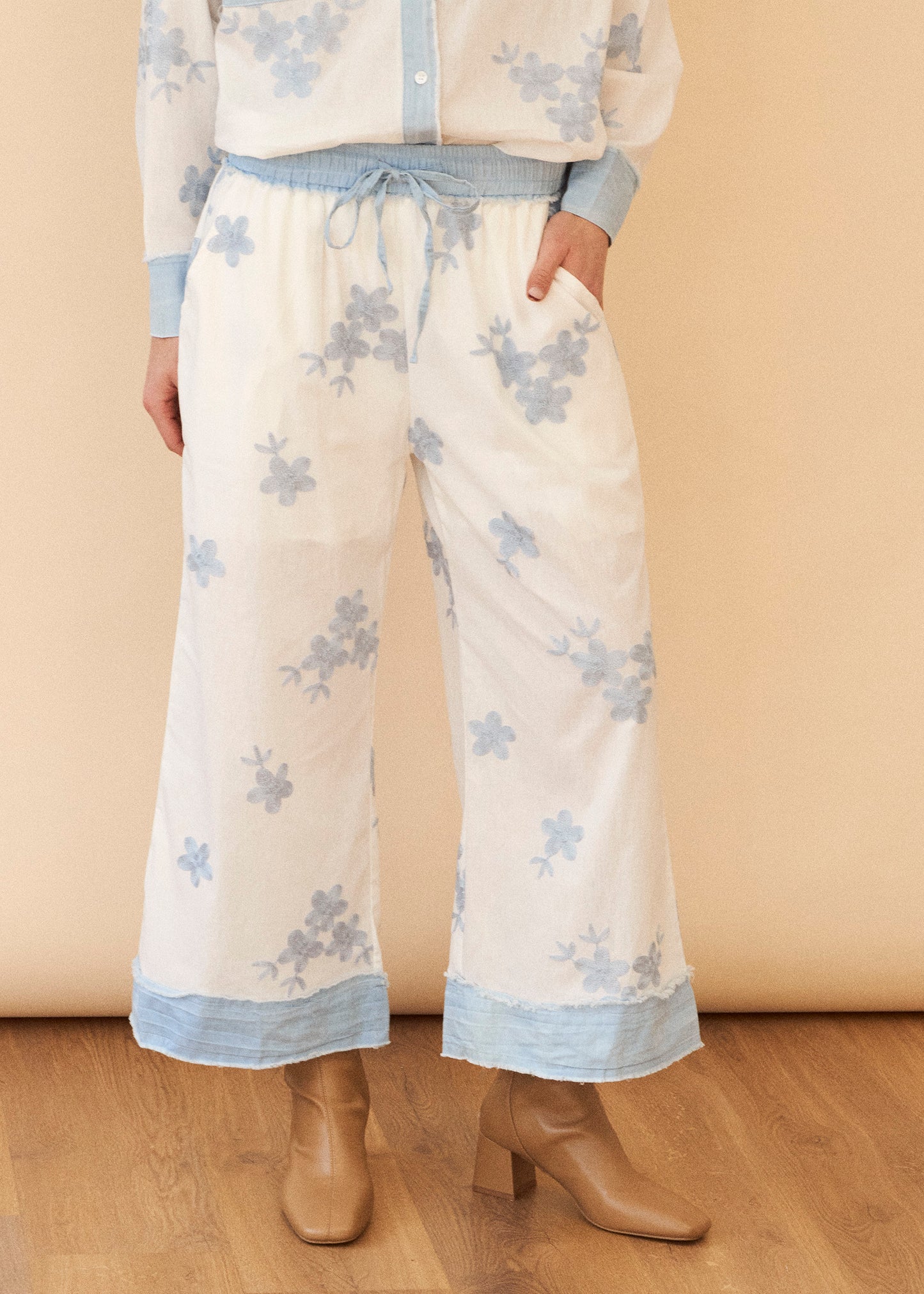 Pantalones bitextura bordados