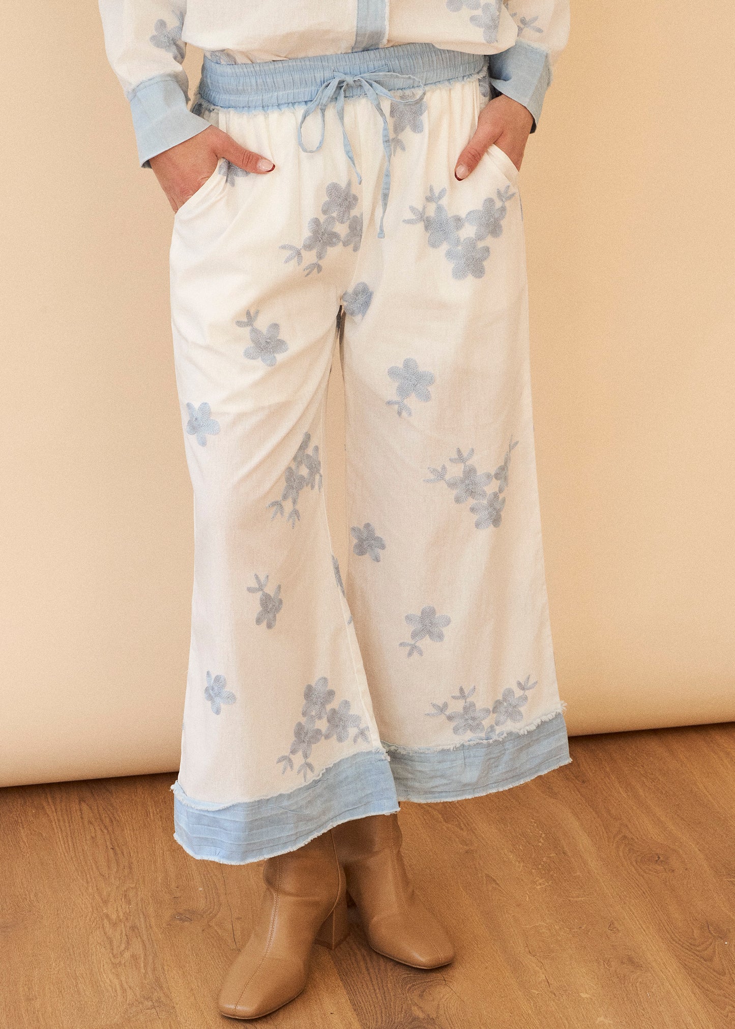 Pantalones bitextura bordados