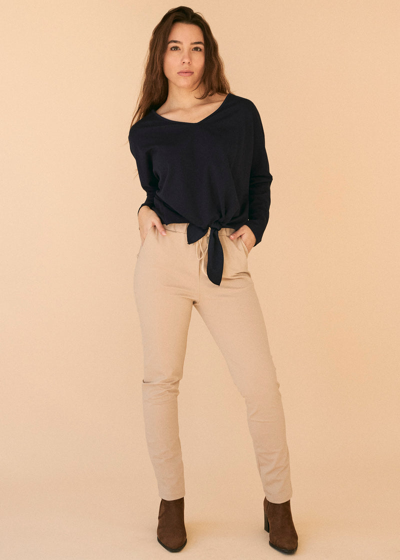 Camiseta nudo cuello punta