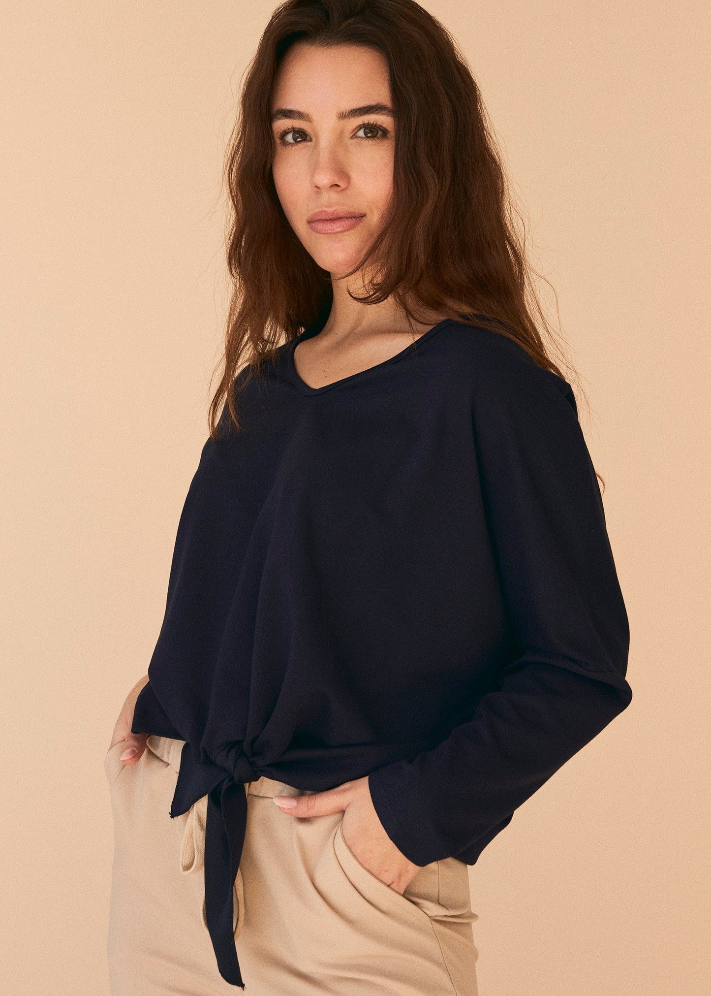 Camiseta nudo cuello punta