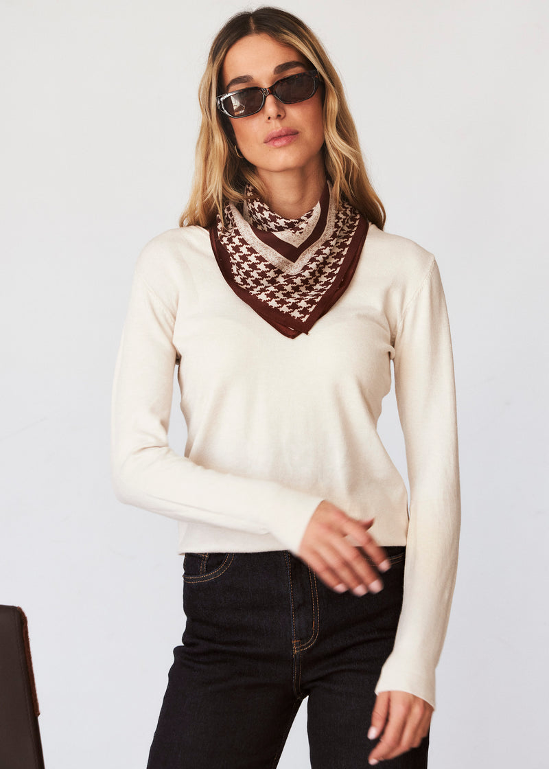 Basic point neck sweater