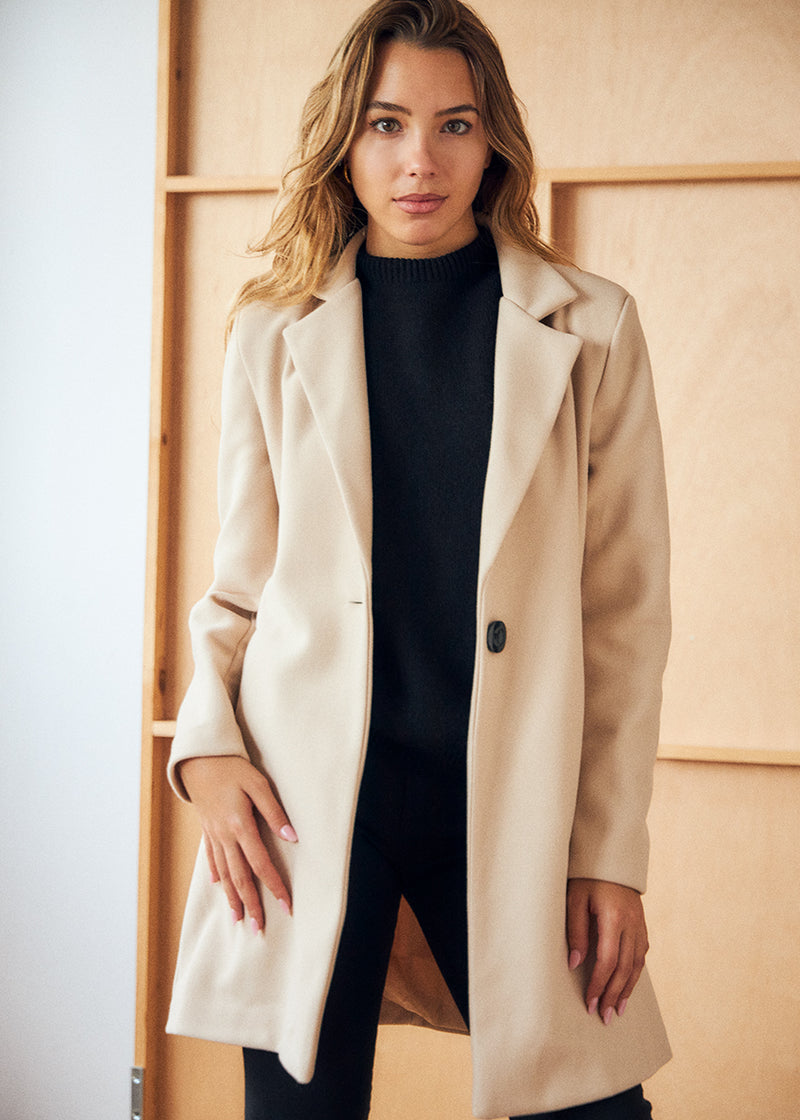 Straight coat with lapels