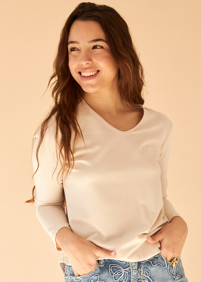 Camiseta básica cuello punta