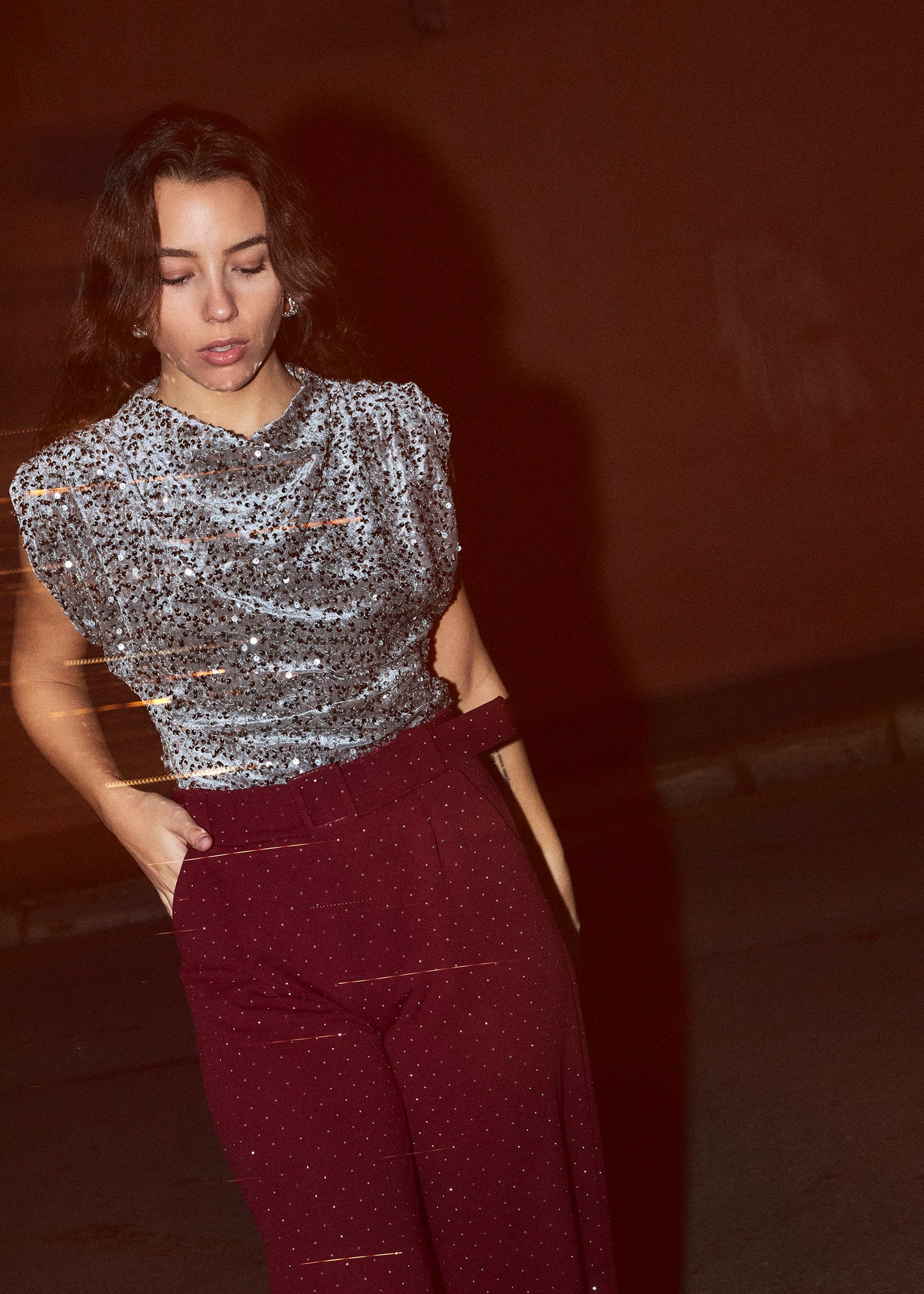 Shiny pants with belt