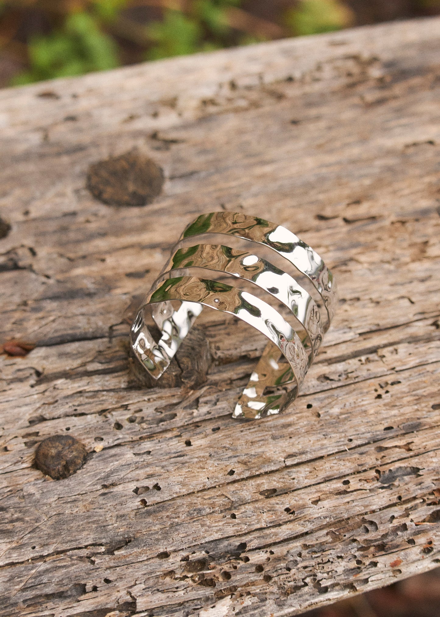 Rigid textured bracelet
