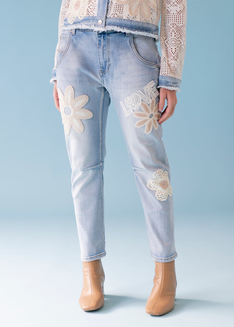 Jeans flor bordada