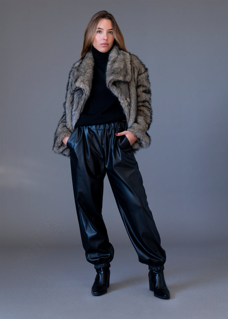 Pantalones jogger efecto piel