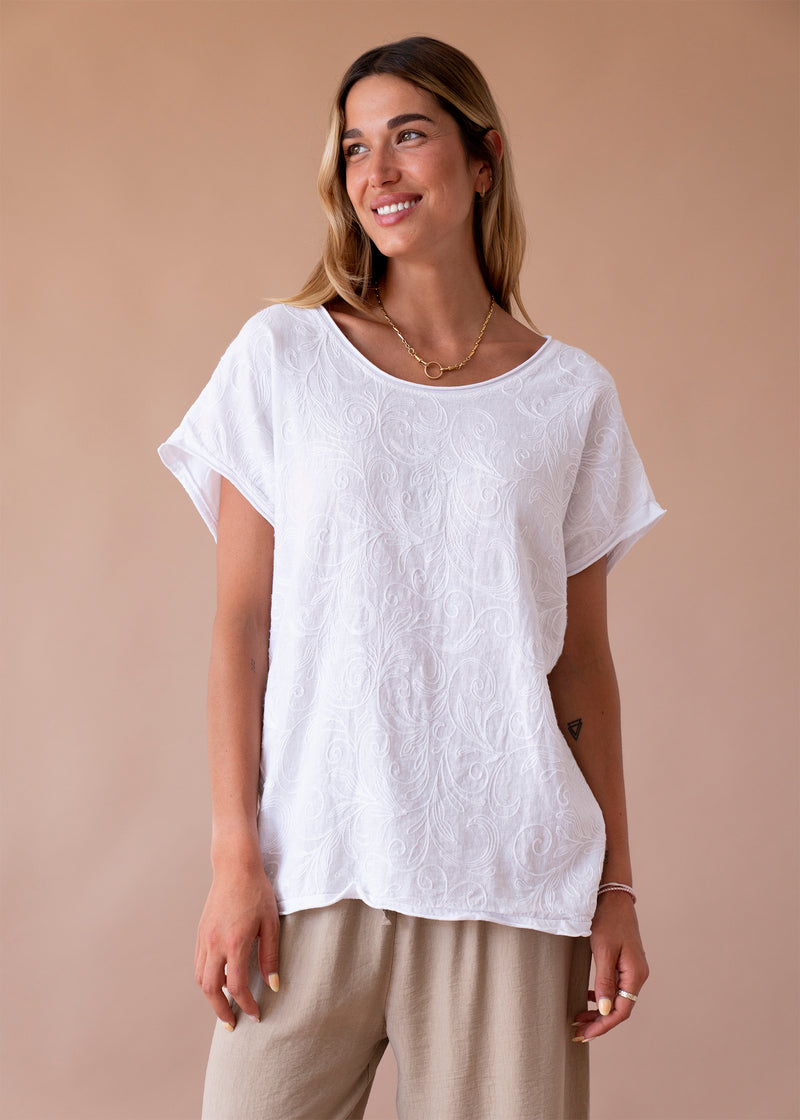 Camiseta bordada cuello redondo