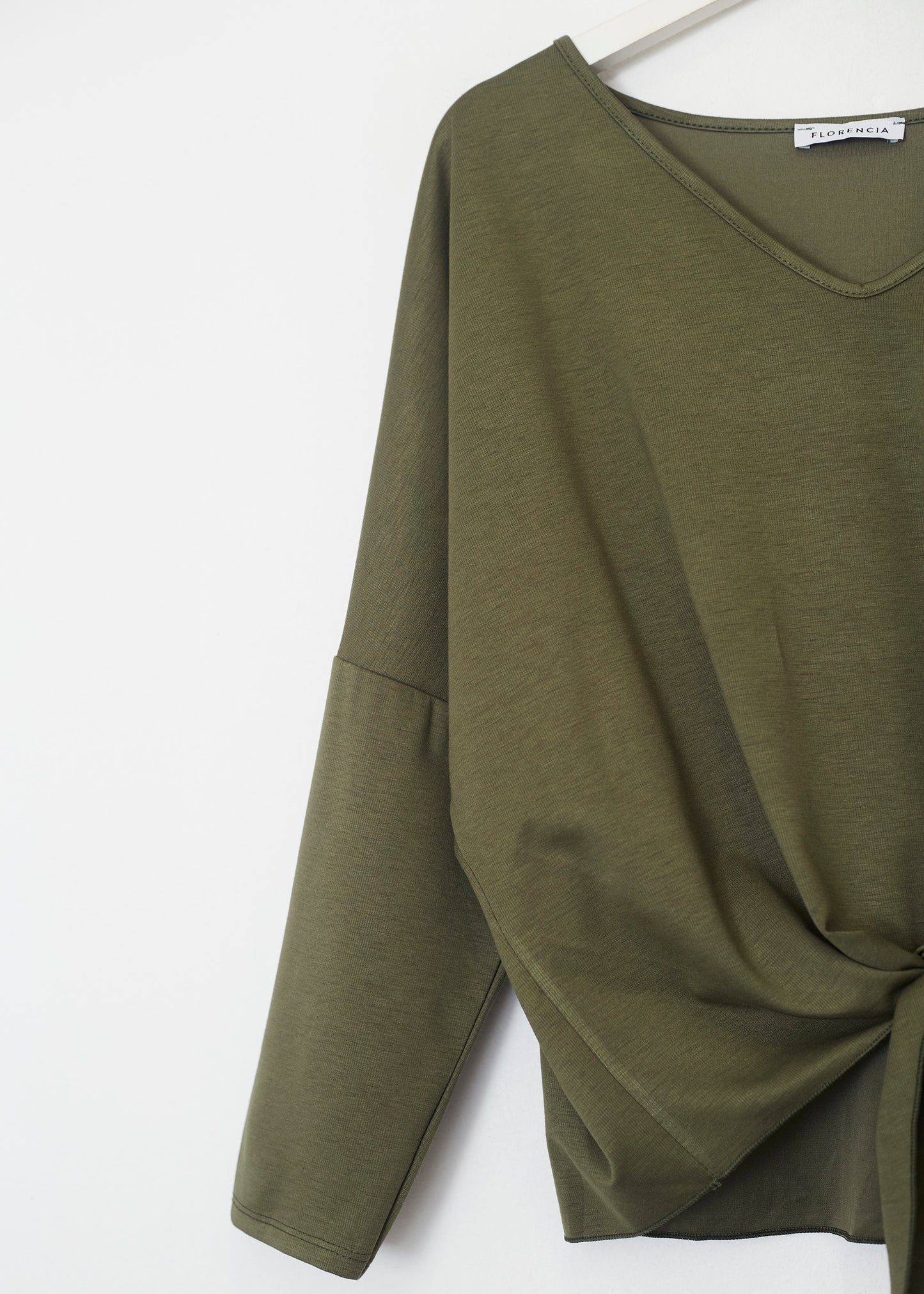 Camiseta nudo cuello punta