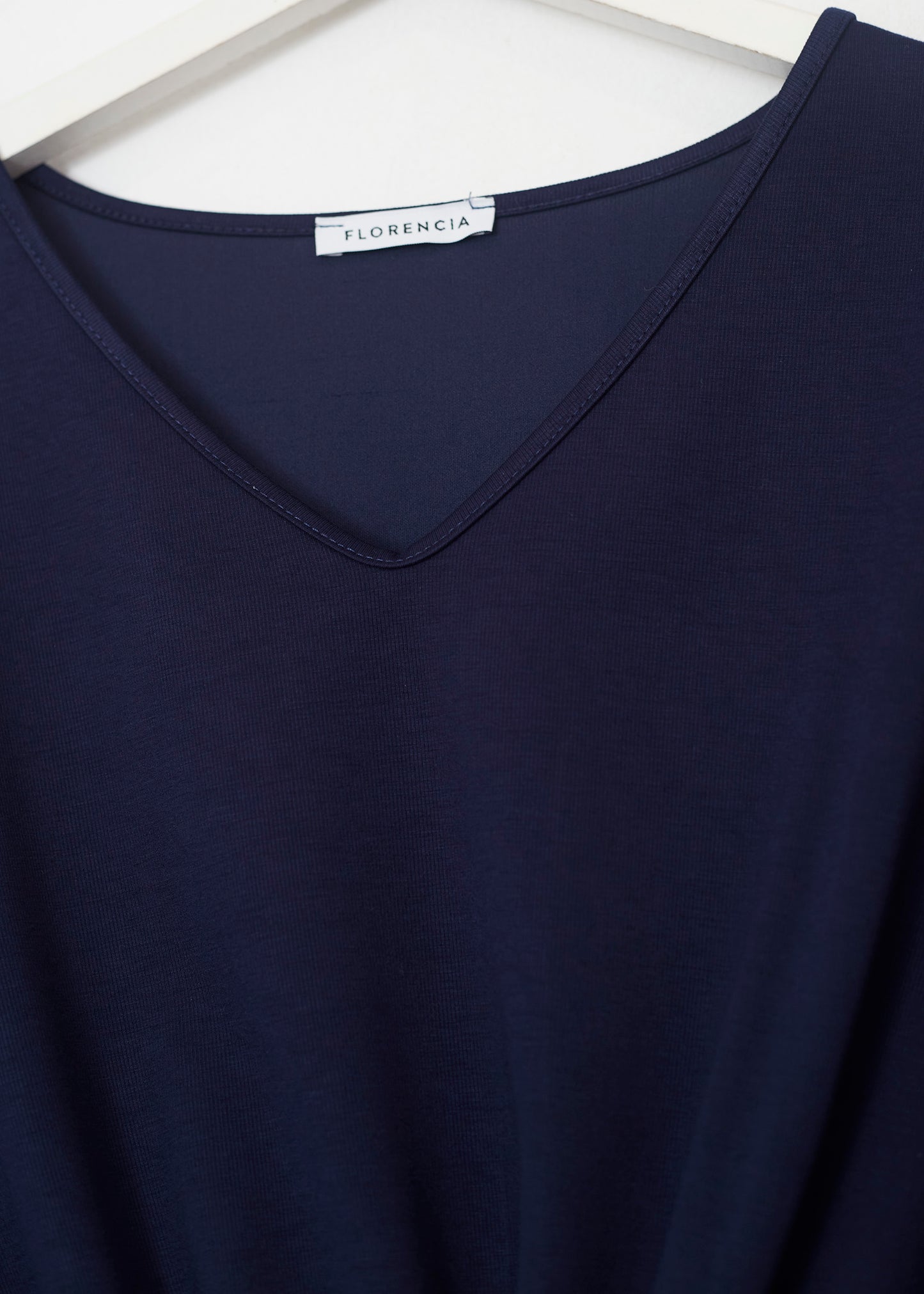 Camiseta nudo cuello punta