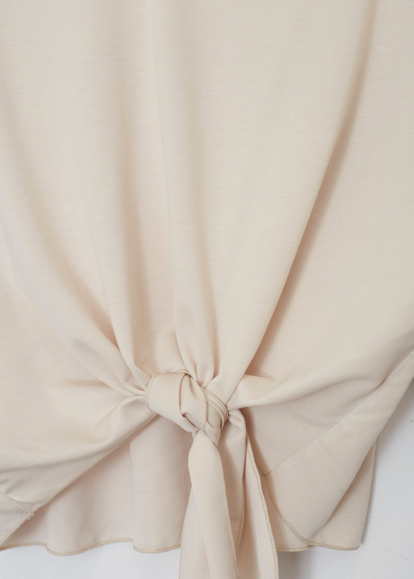 Camiseta nudo cuello punta