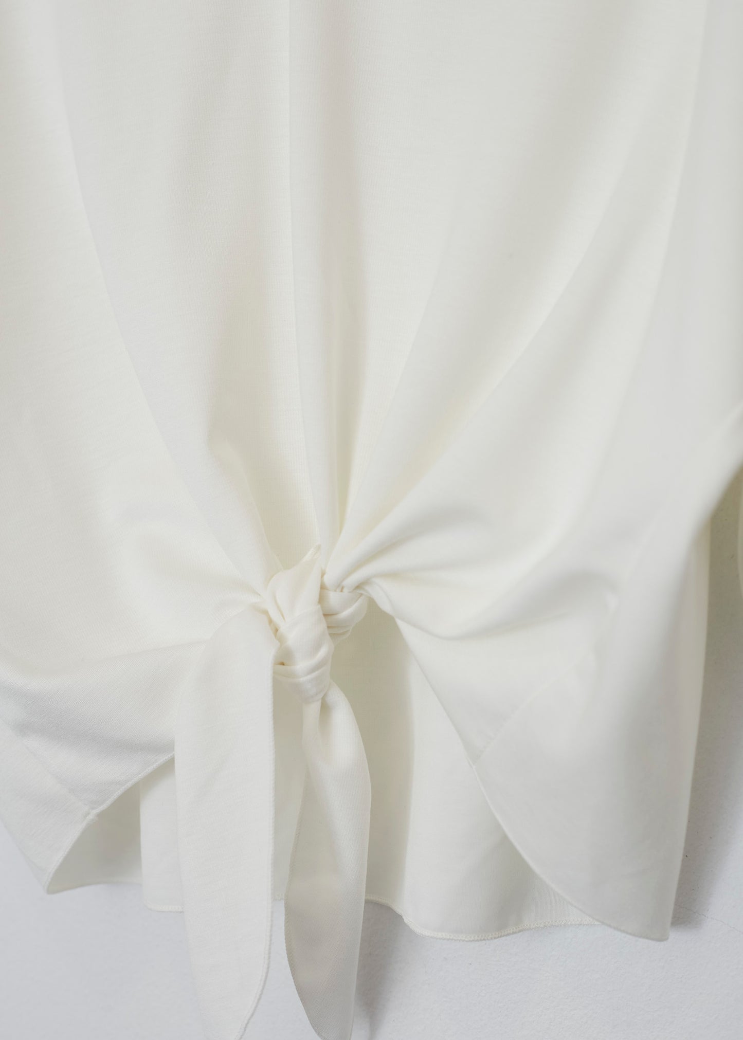 Camiseta nudo cuello punta