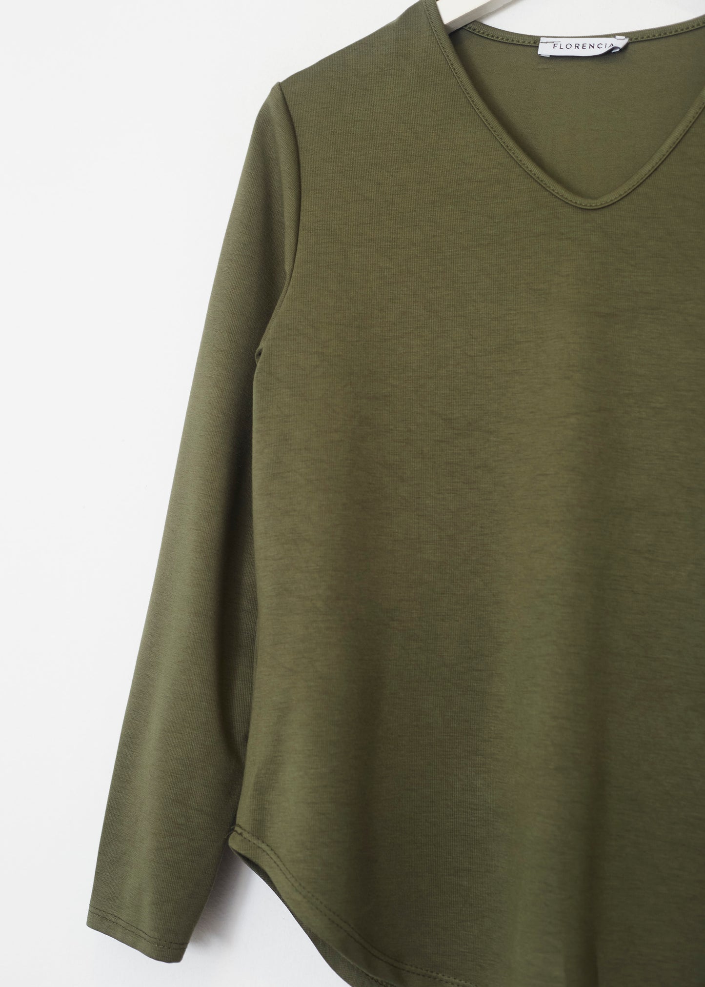 Camiseta básica cuello punta