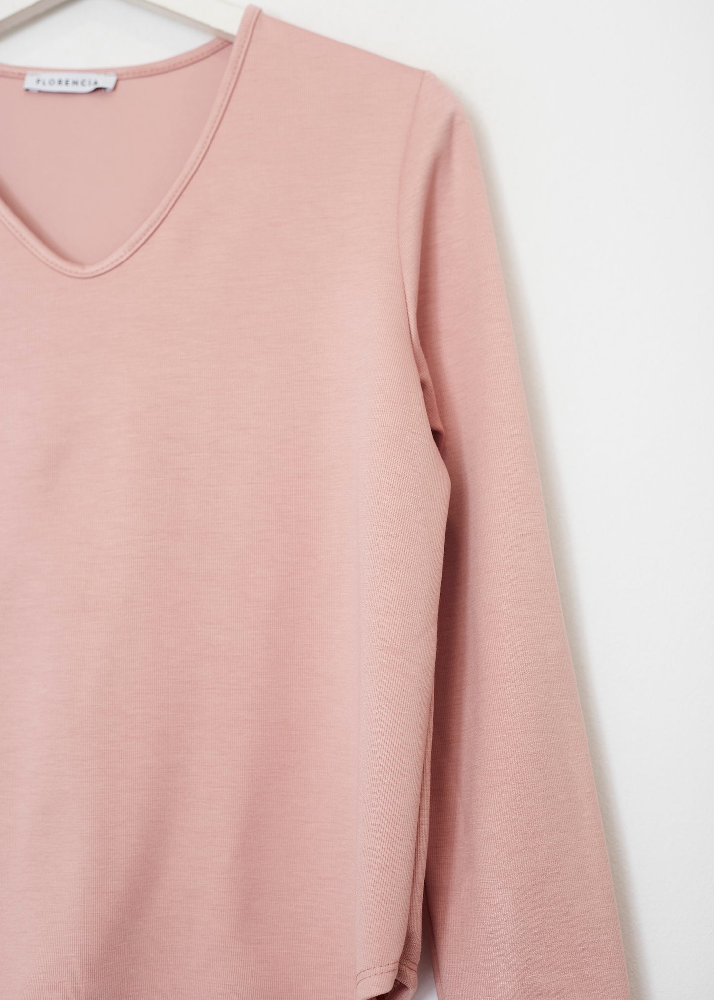 Camiseta básica cuello punta