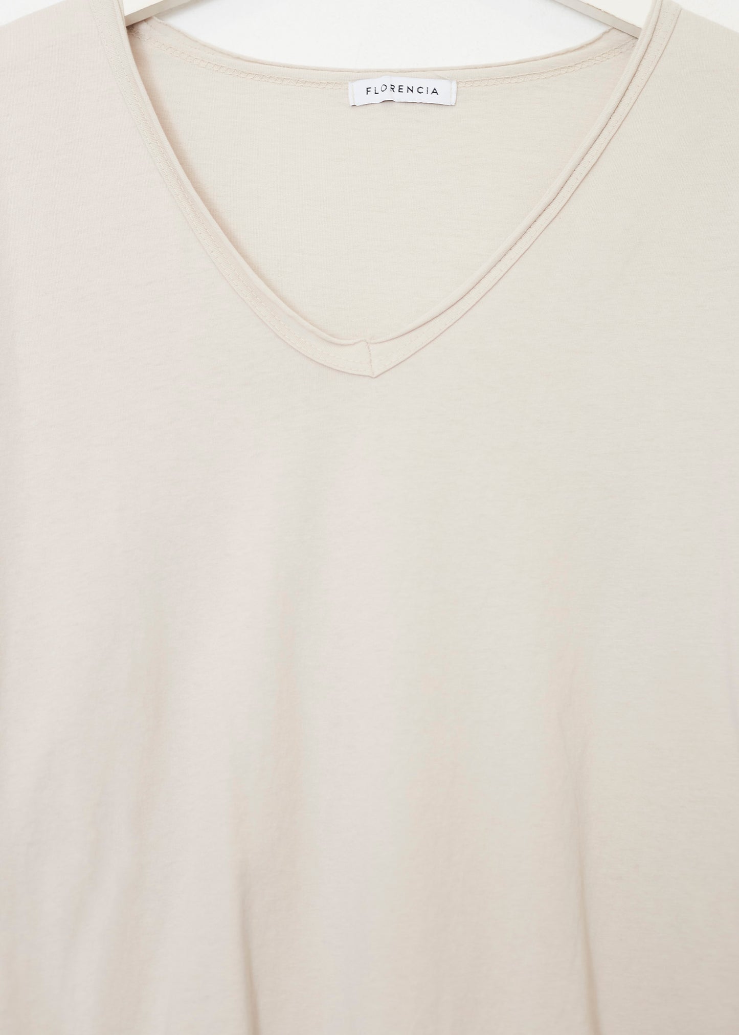 Camiseta básica cuello punta
