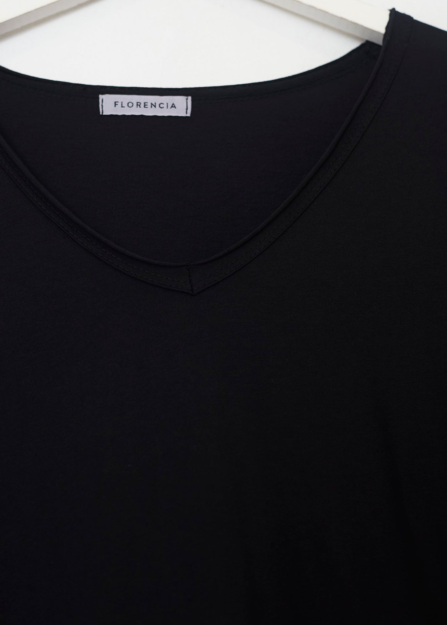 Camiseta básica cuello punta