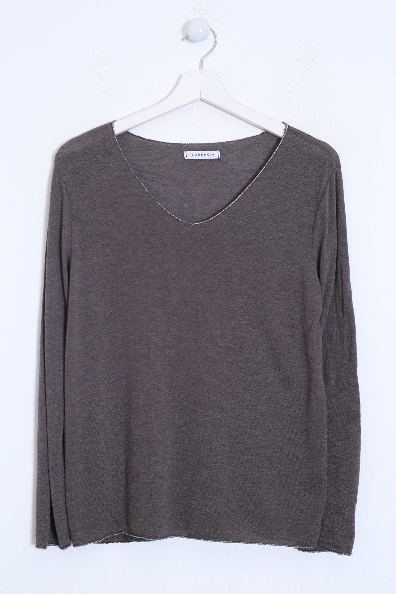 Camiseta cuello punta plata