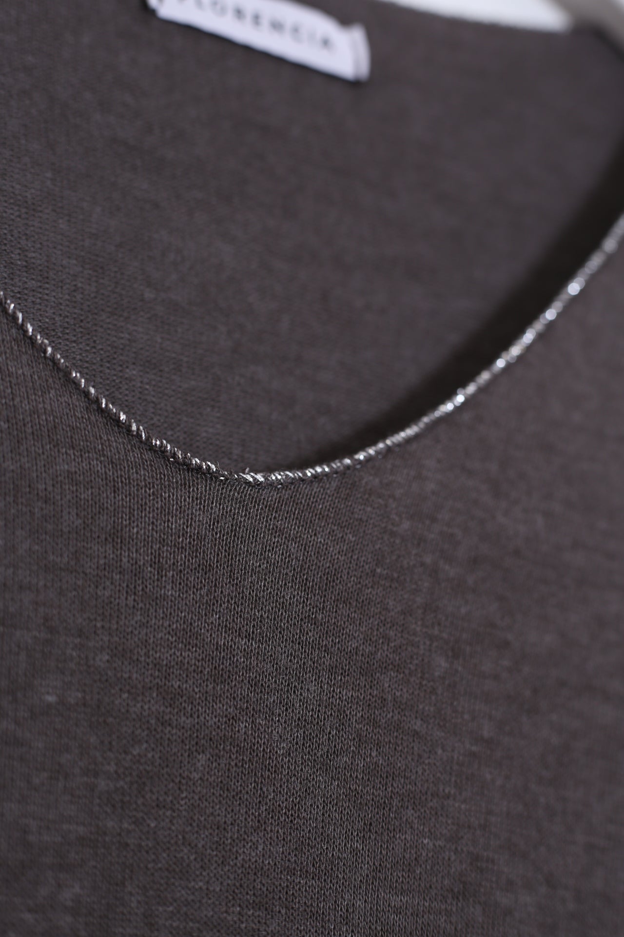 Camiseta cuello punta plata