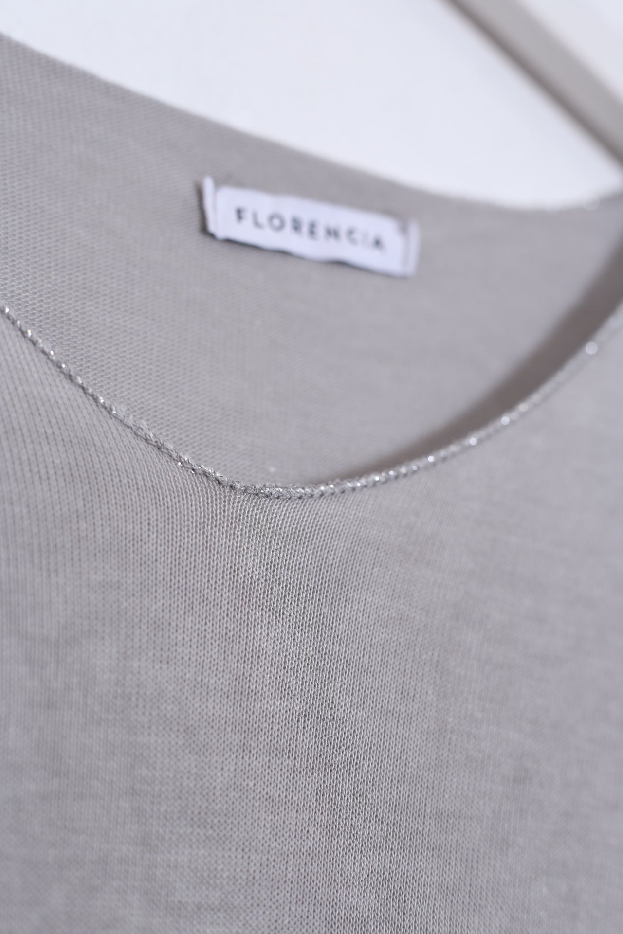 Camiseta cuello punta plata