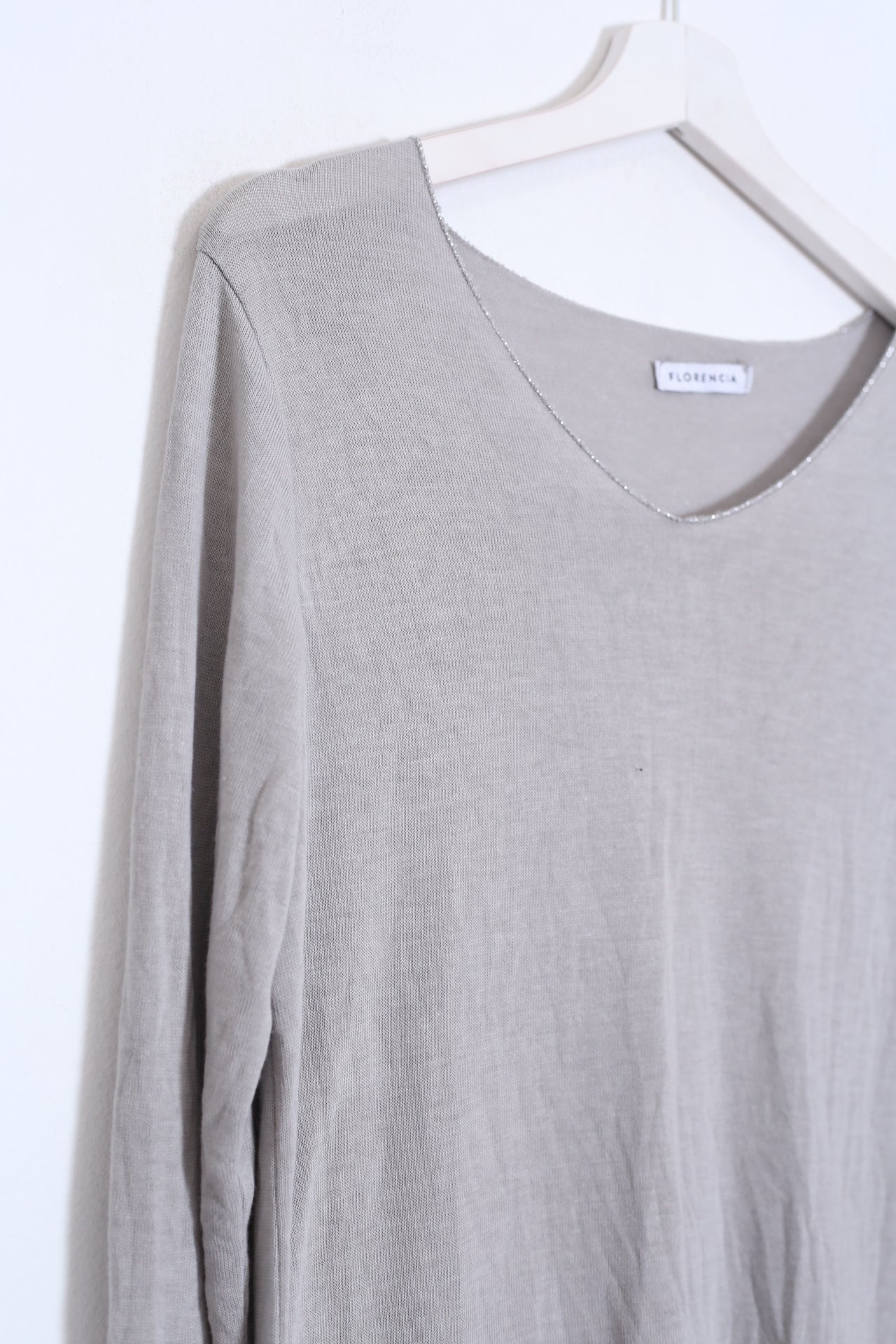 Camiseta cuello punta plata