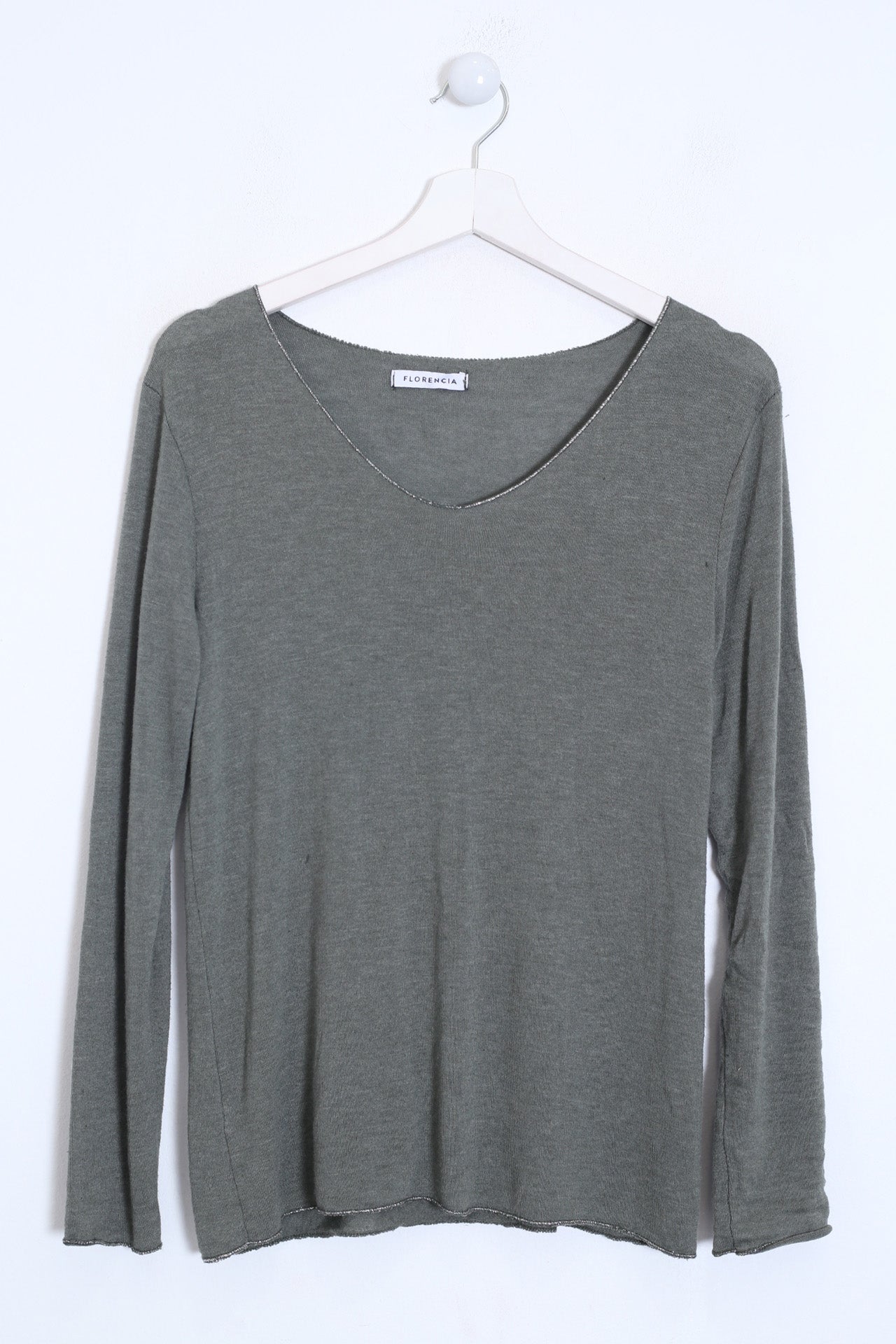 Camiseta cuello punta plata