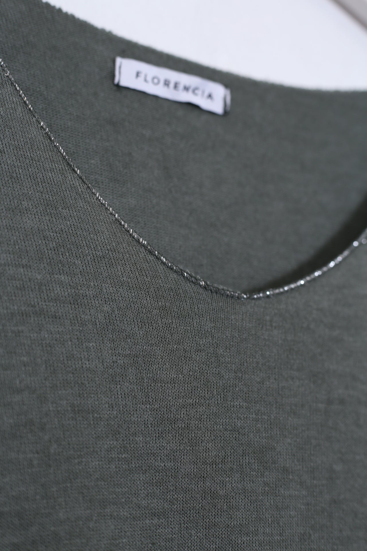 Camiseta cuello punta plata