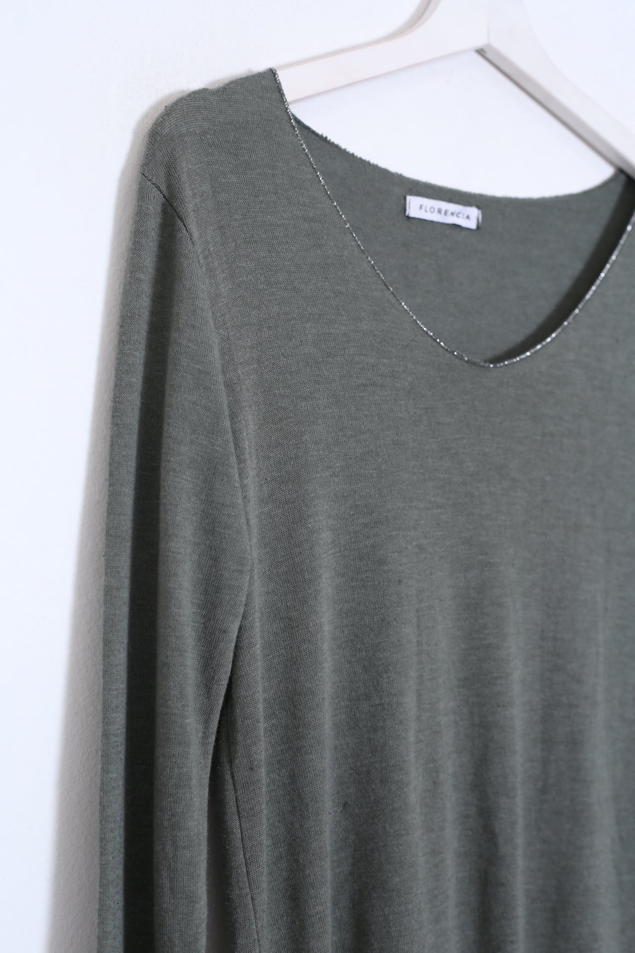 Camiseta cuello punta plata