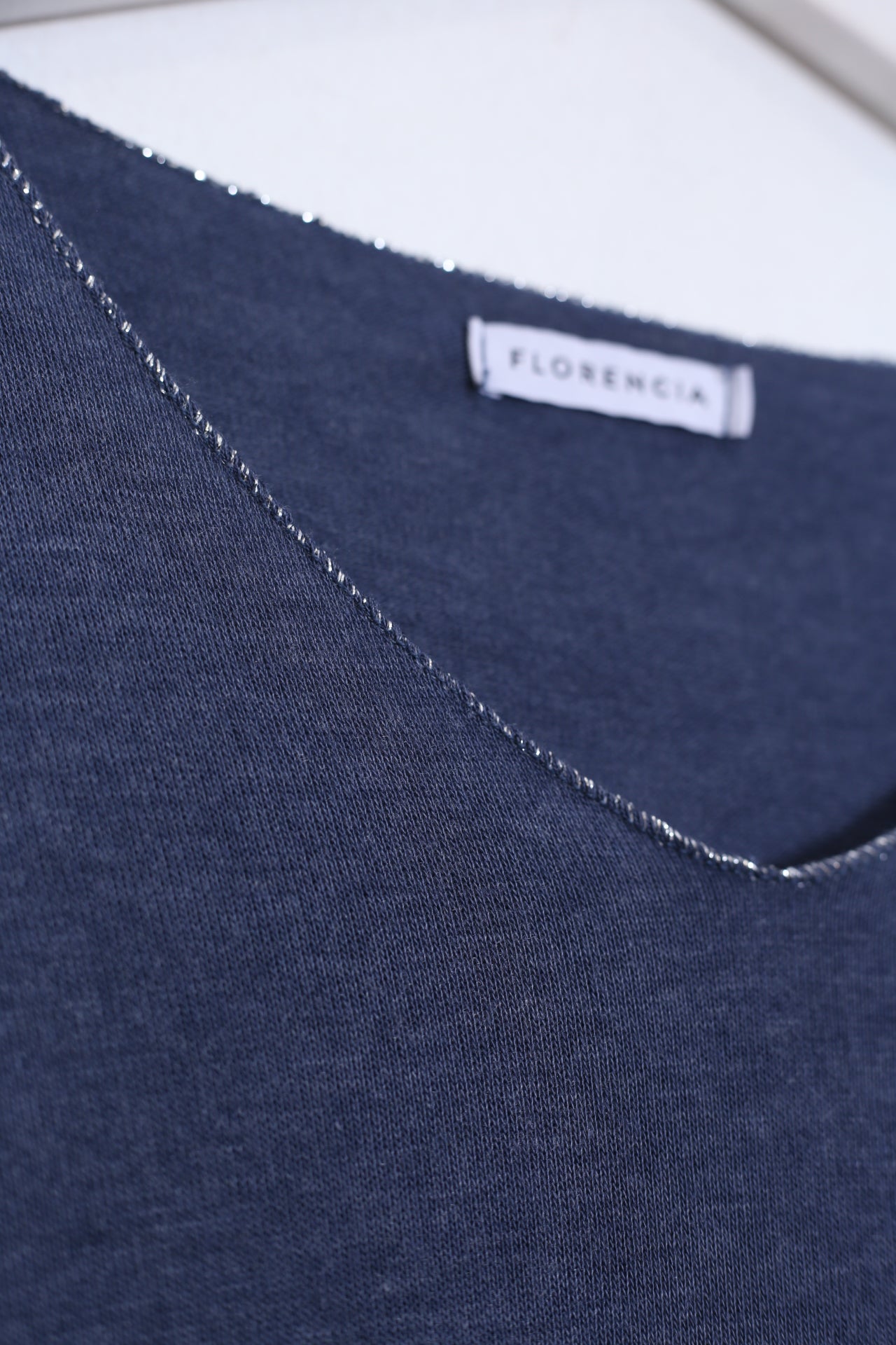 Camiseta cuello punta plata