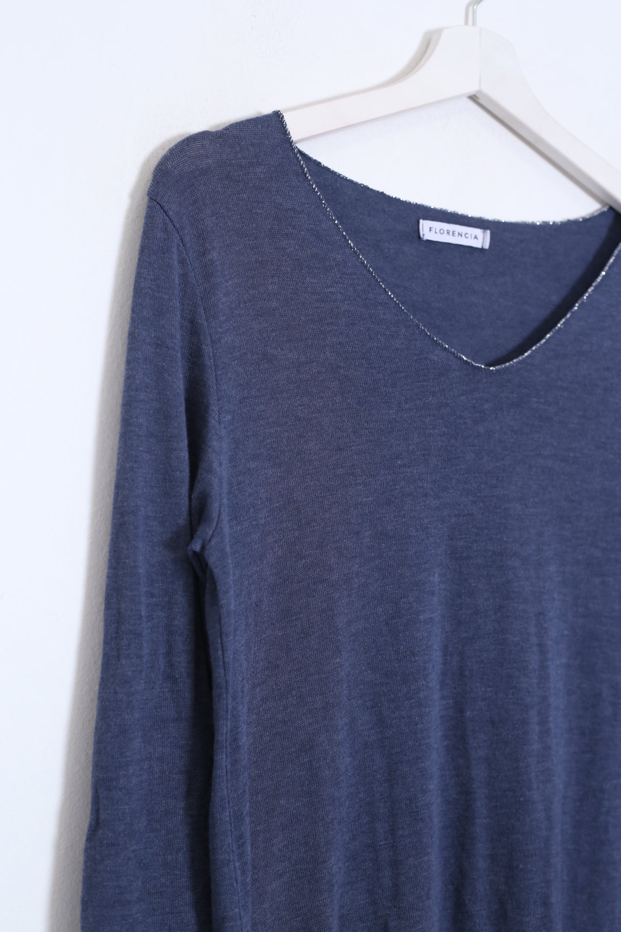 Camiseta cuello punta plata