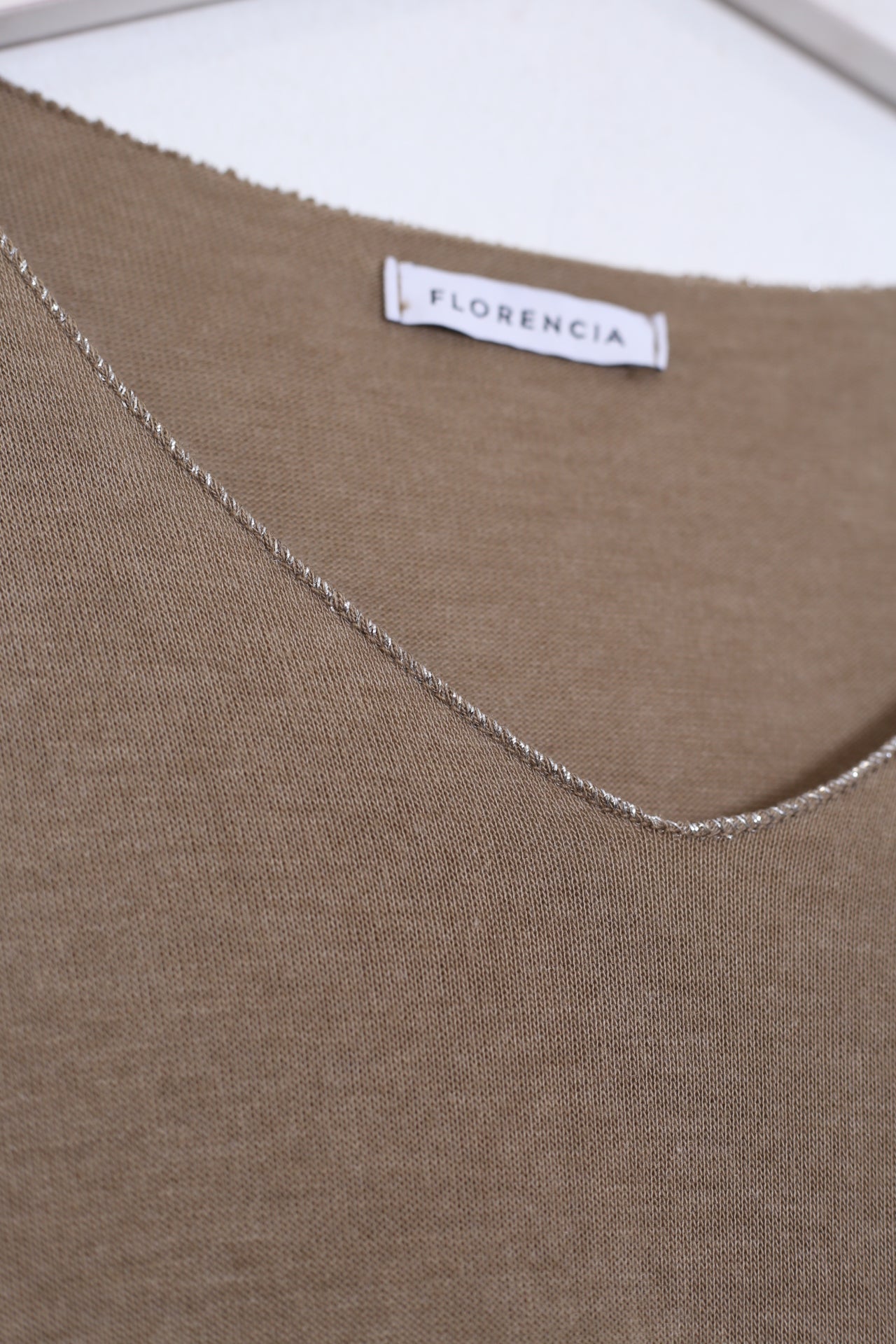 Camiseta cuello punta plata