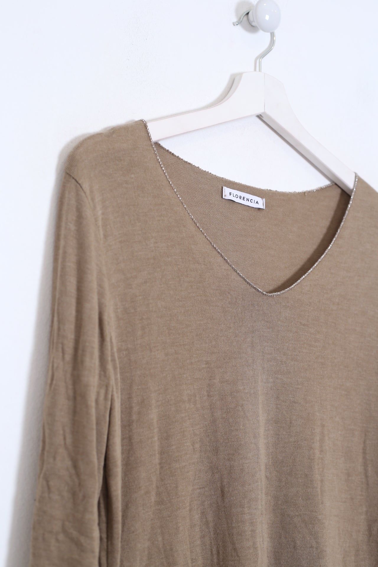 Camiseta cuello punta plata