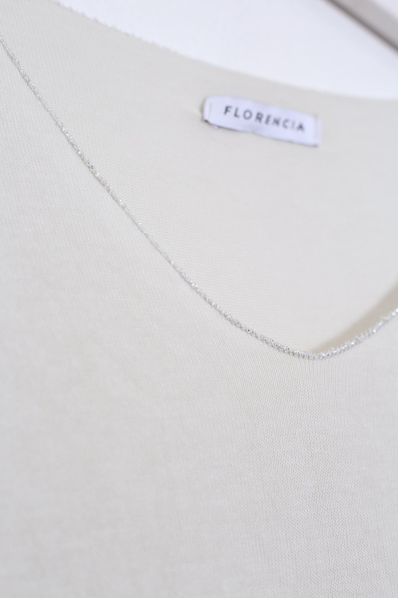 Camiseta cuello punta plata