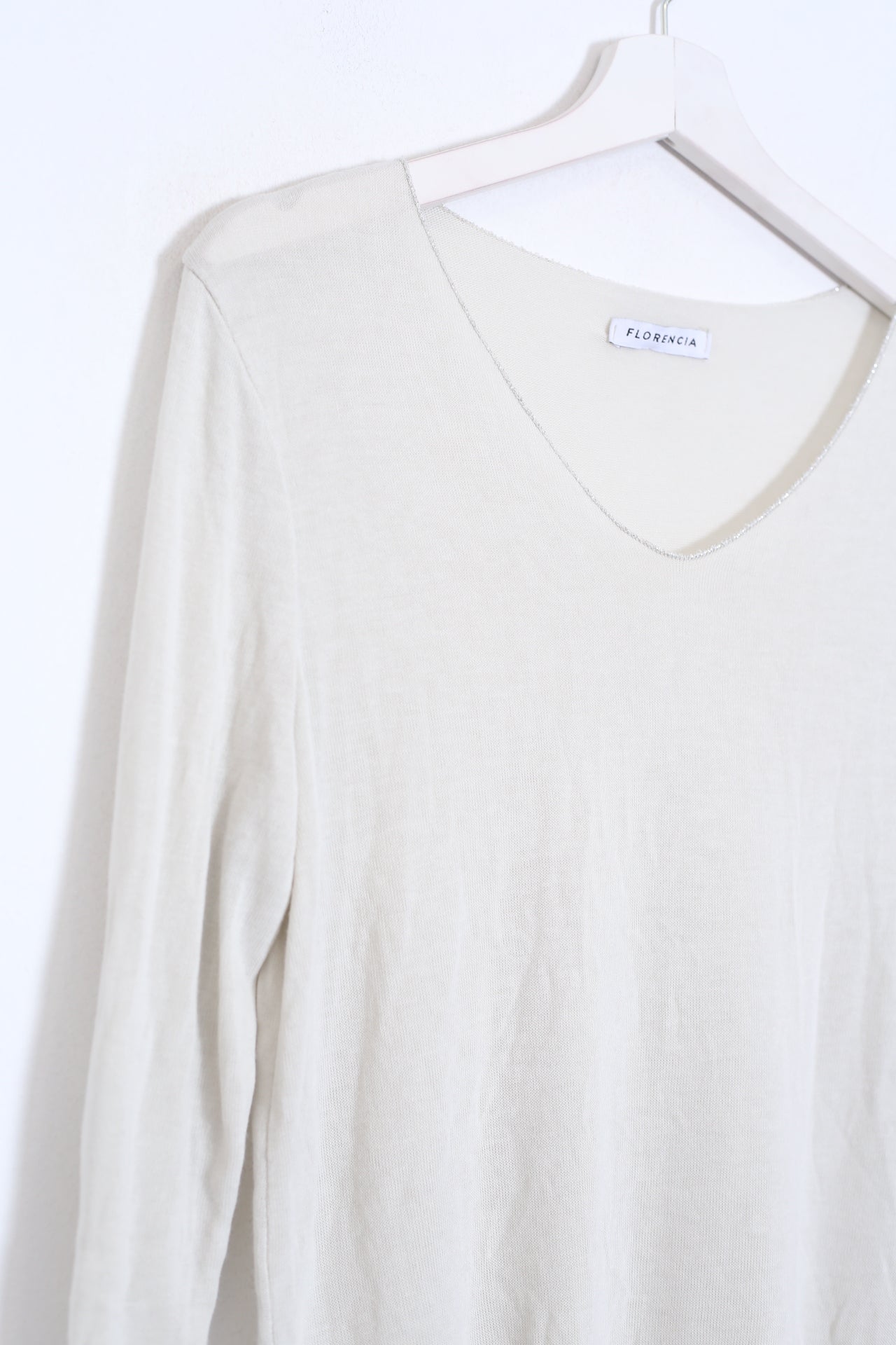 Camiseta cuello punta plata