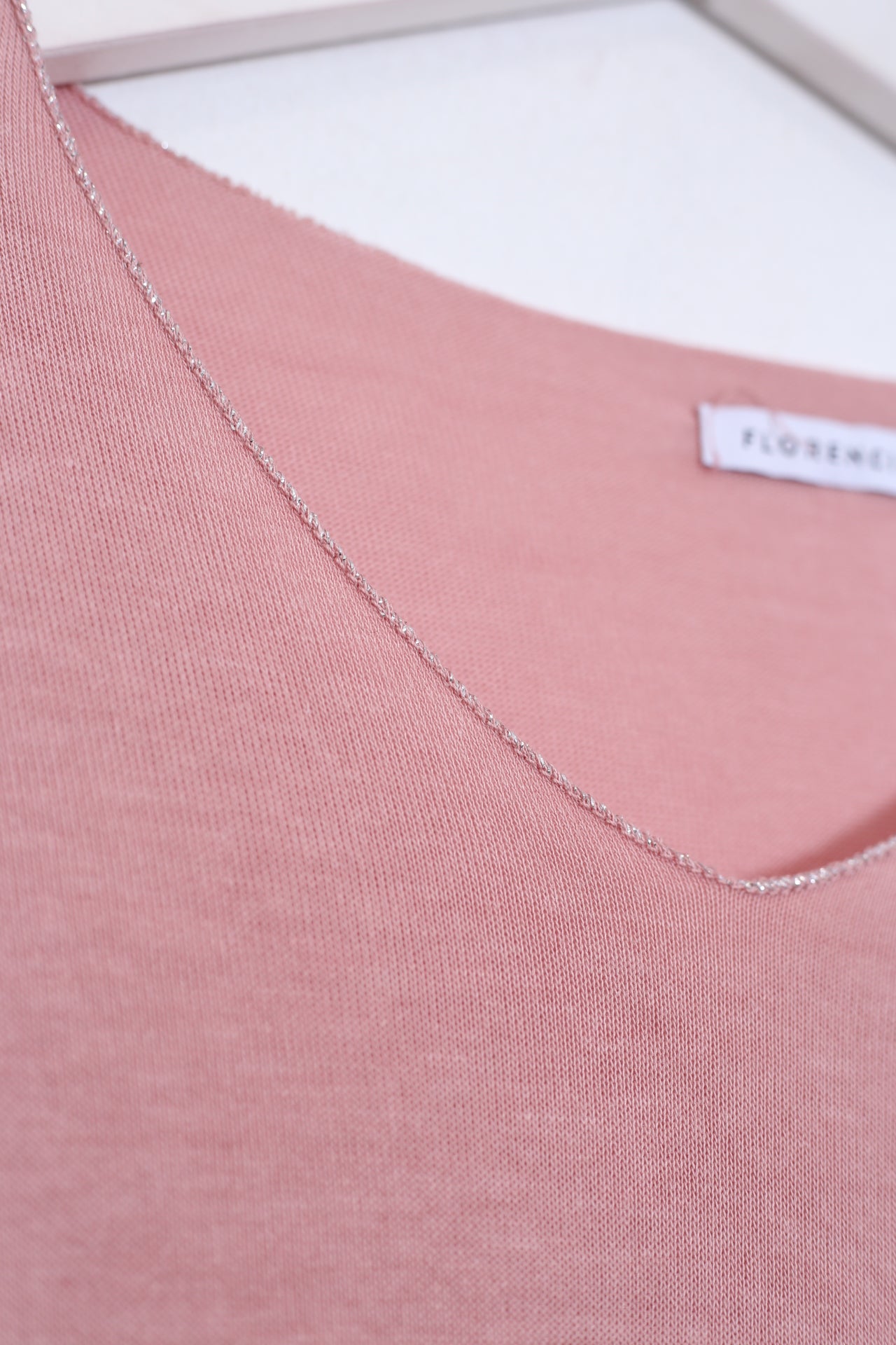 Camiseta cuello punta plata