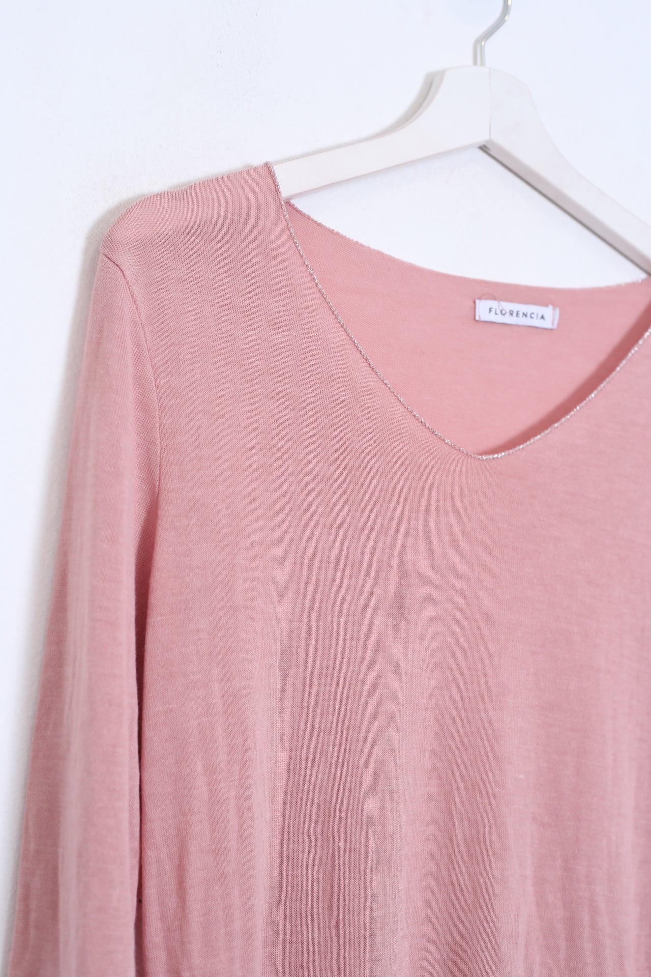 Camiseta cuello punta plata