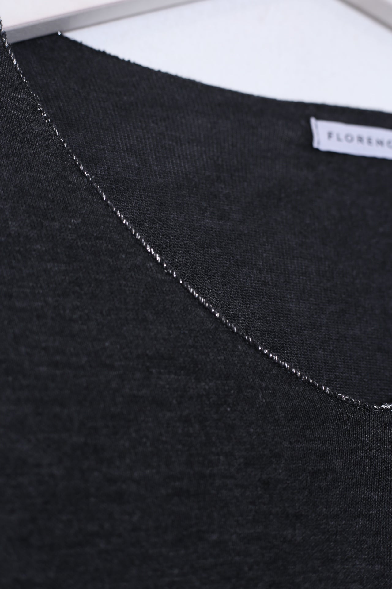 Camiseta cuello punta plata