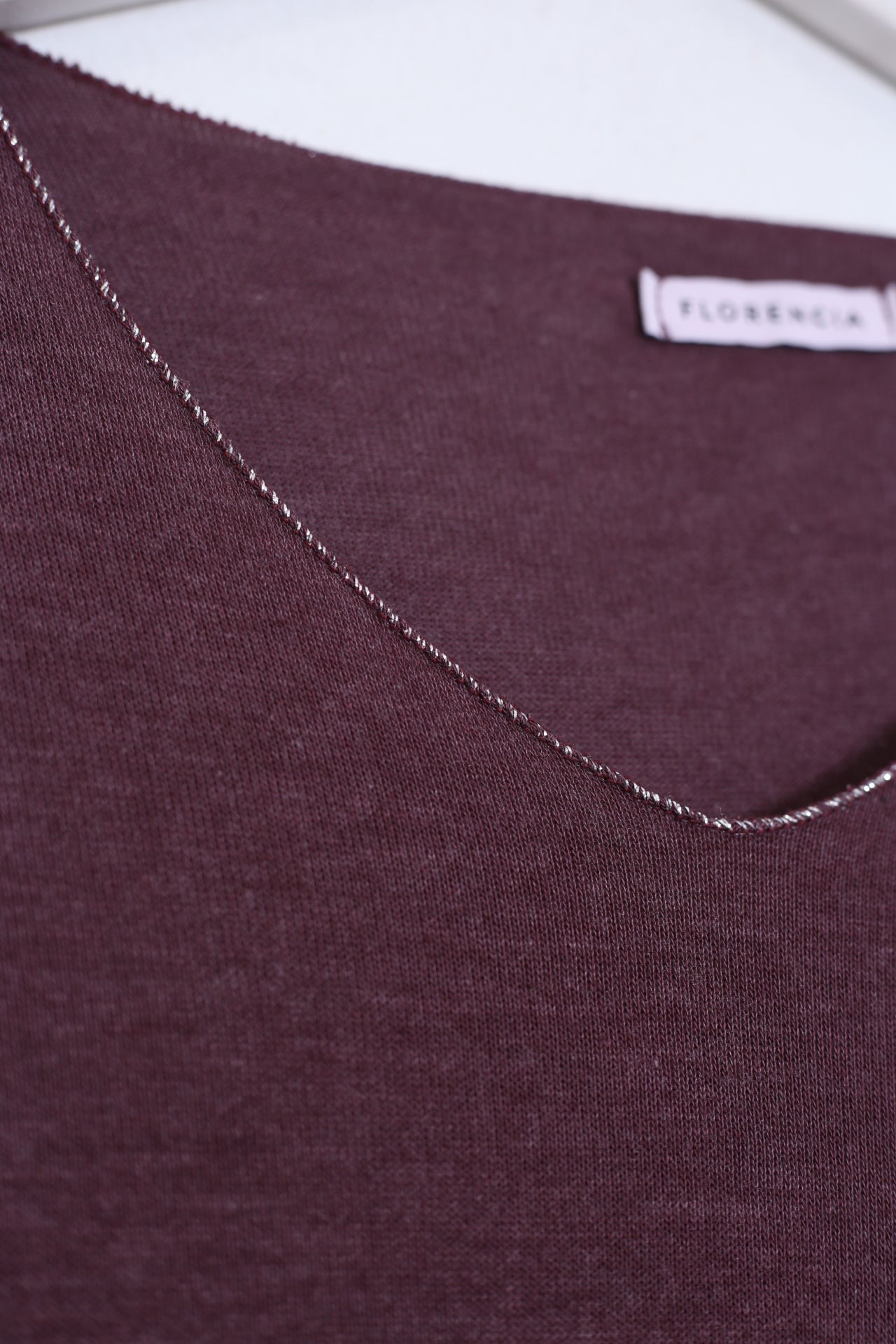 Camiseta cuello punta plata