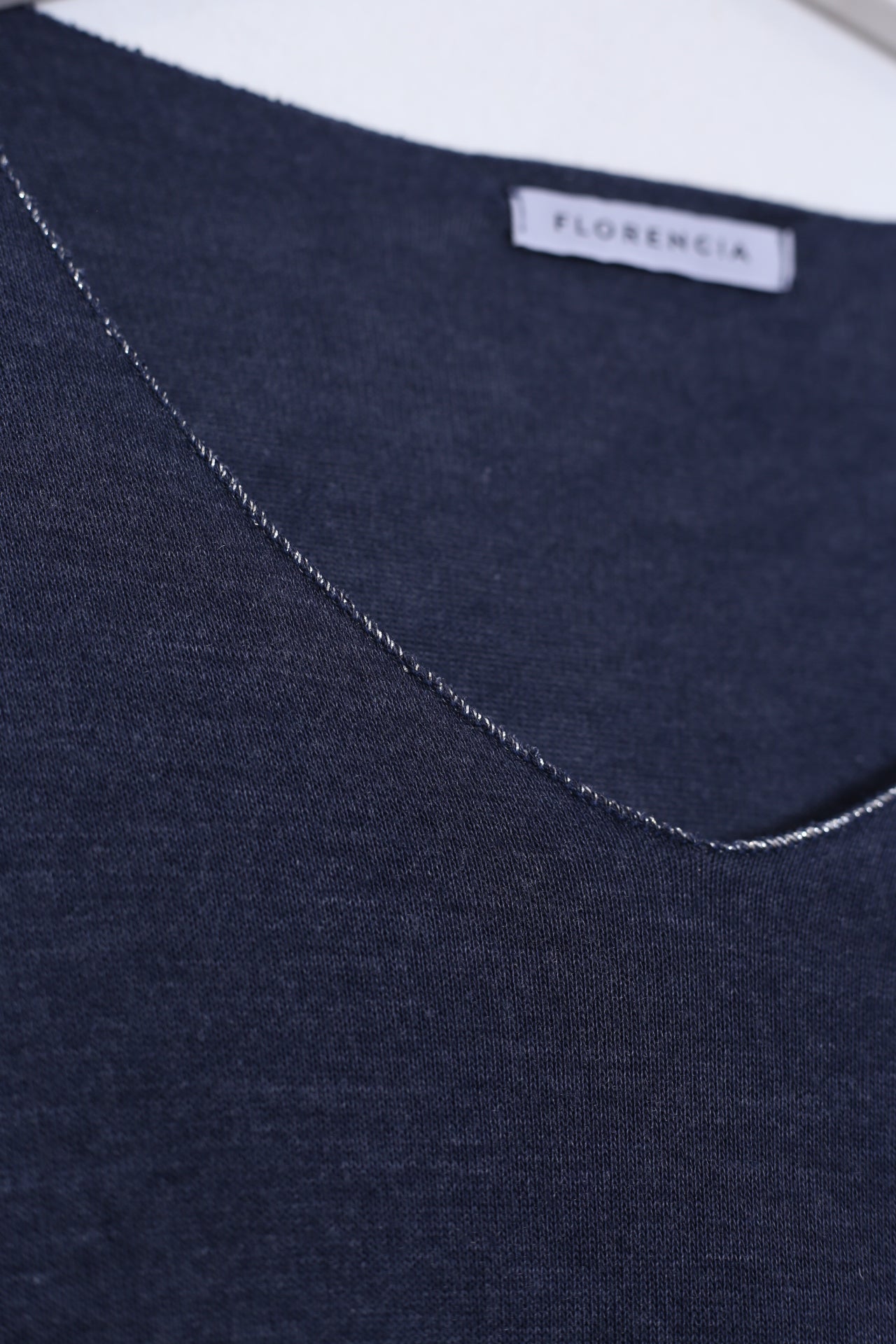 Camiseta cuello punta plata