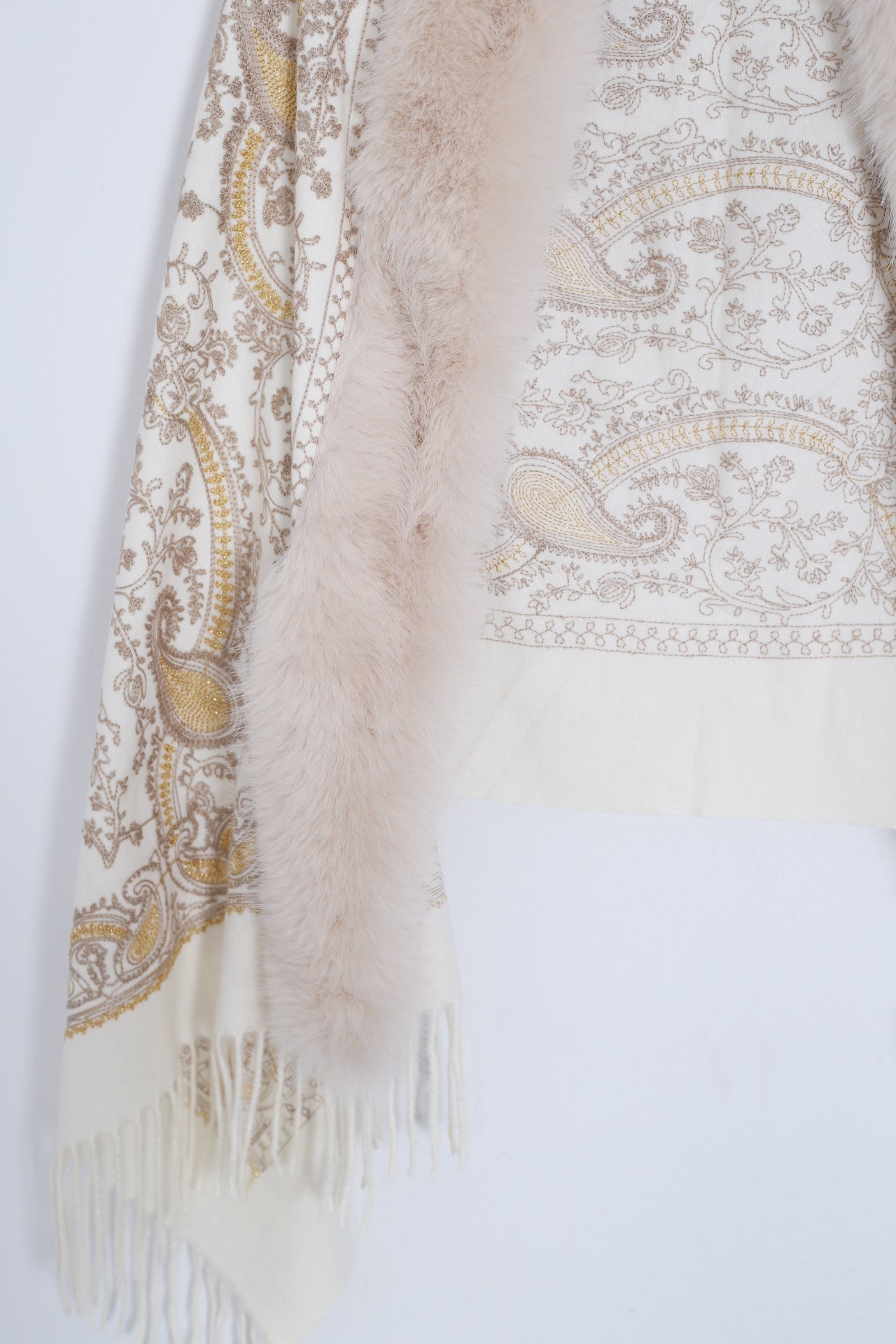 Chal bordado efecto pelo