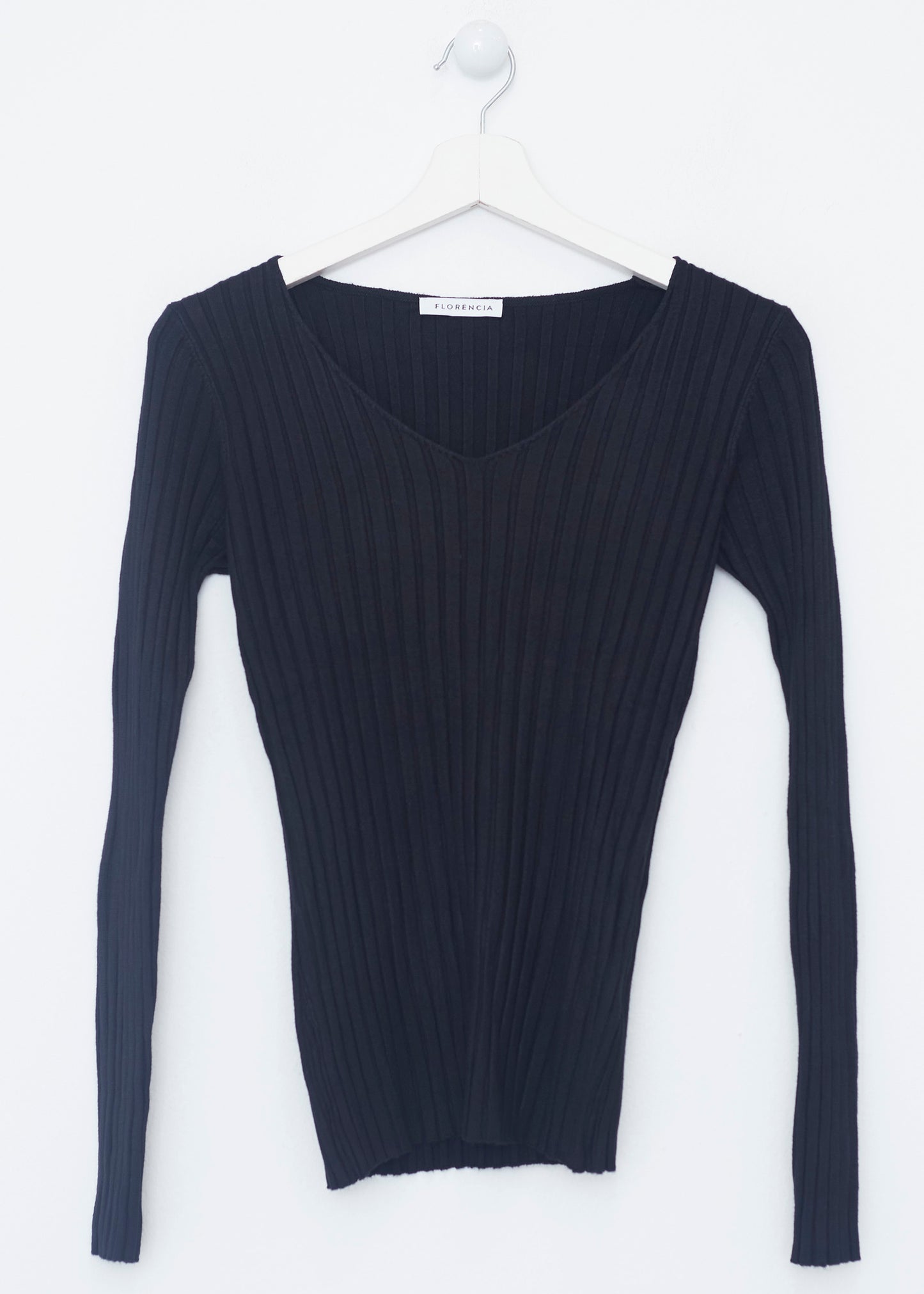Ribbed point neck sweater