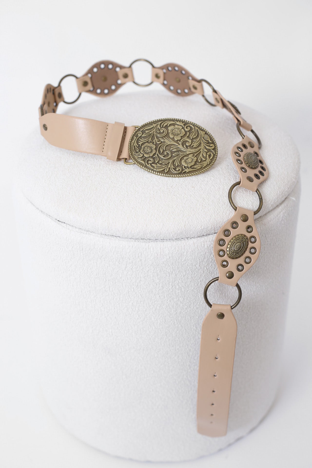 Cinturón eslabones relieve floral